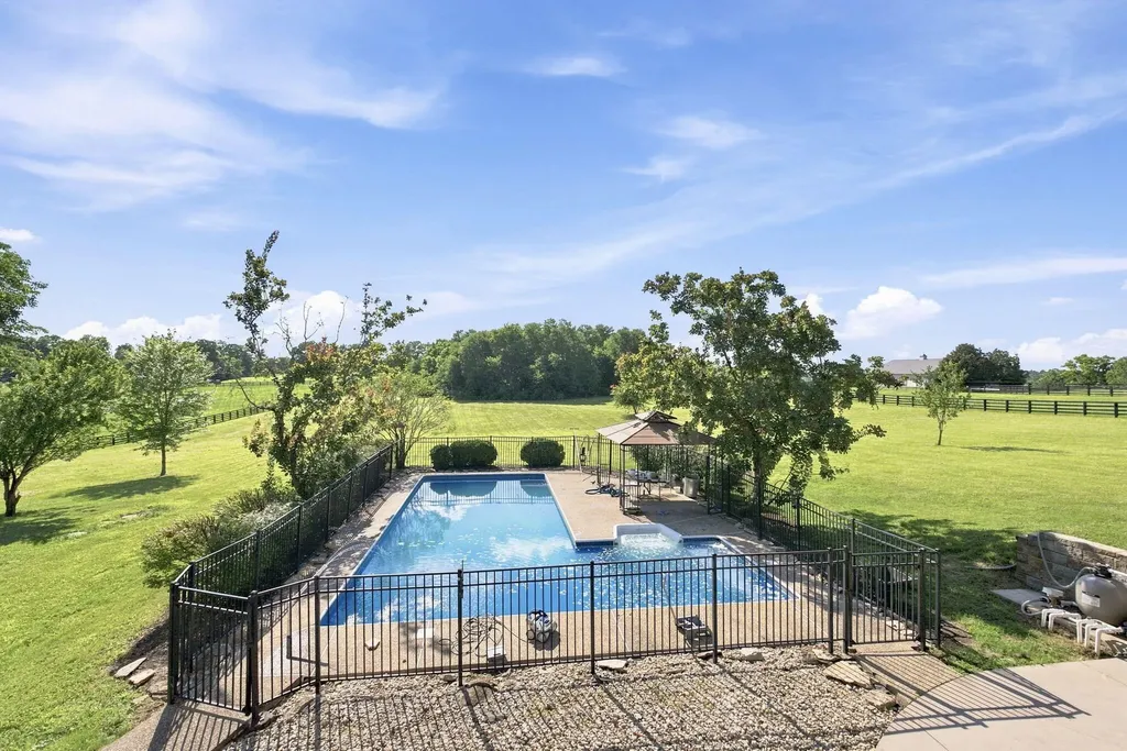 106 Stirling Lane Versailles KY 40383
