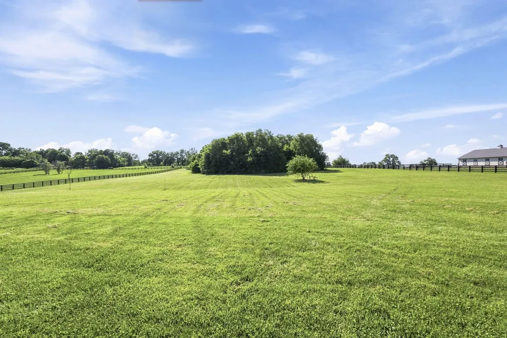 106 Stirling Lane Versailles KY 40383