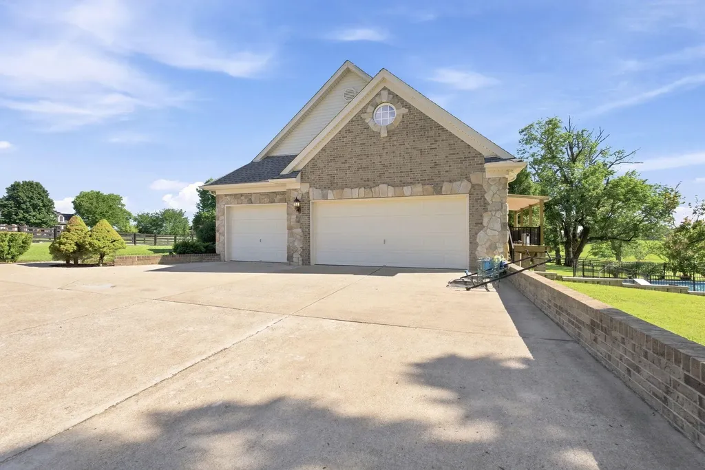 106 Stirling Lane Versailles KY 40383