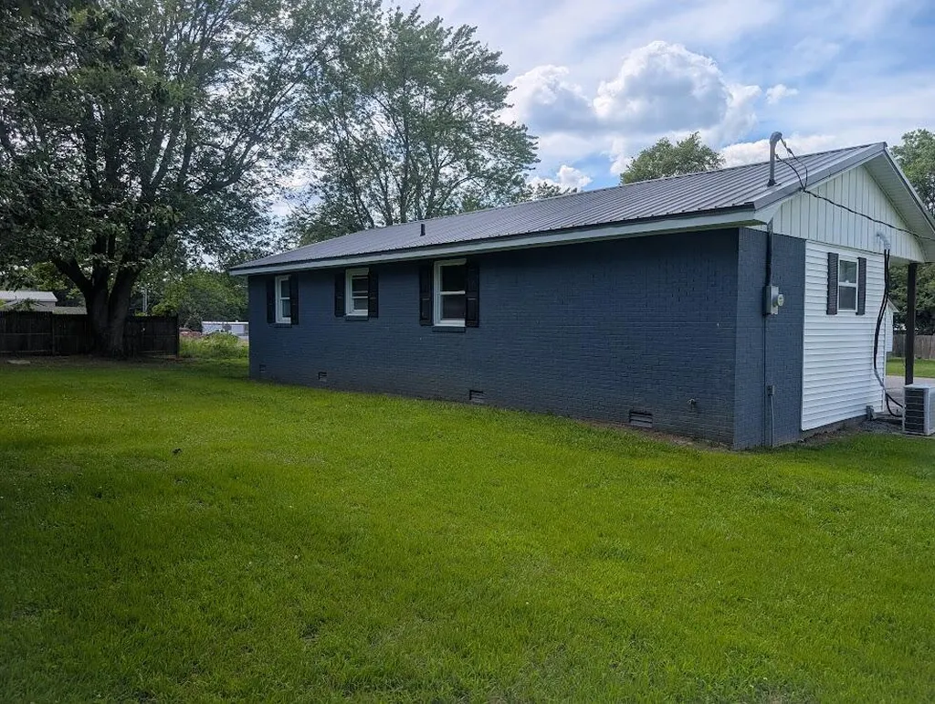 523 3rd Street La Center KY 42056