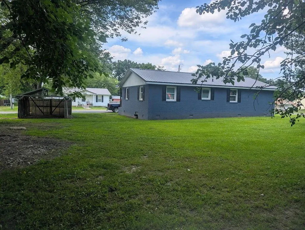 523 3rd Street La Center KY 42056