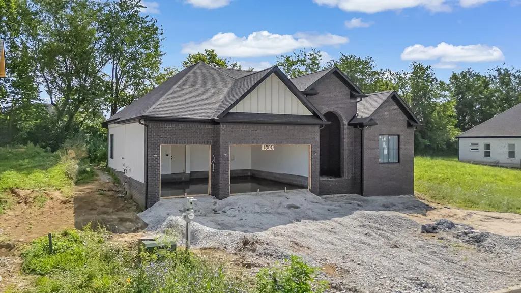 1000 Shelburne Way Nicholasville KY 40356