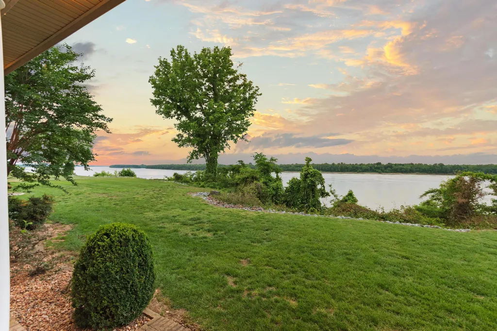 250 Spyglass Drive Ledbetter KY 42058