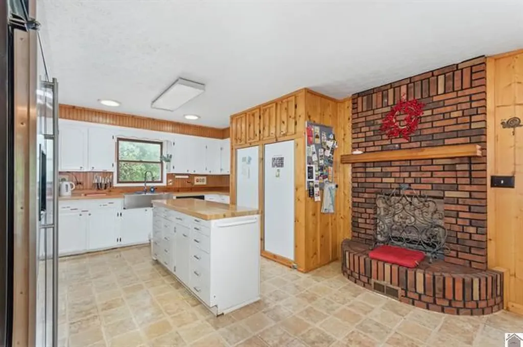 157 Lakeshore Drive Eddyville KY 42038