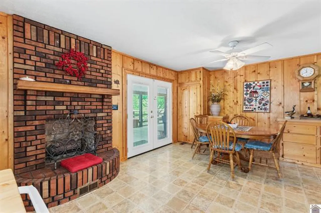 157 Lakeshore Drive Eddyville KY 42038