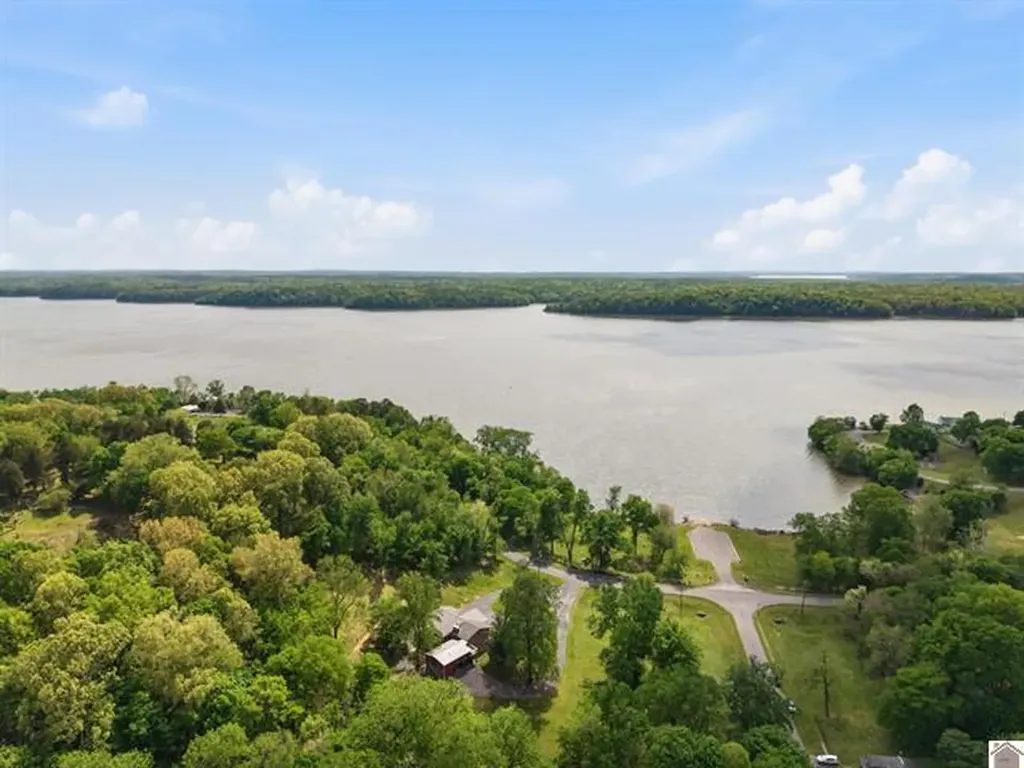 157 Lakeshore Drive Eddyville KY 42038