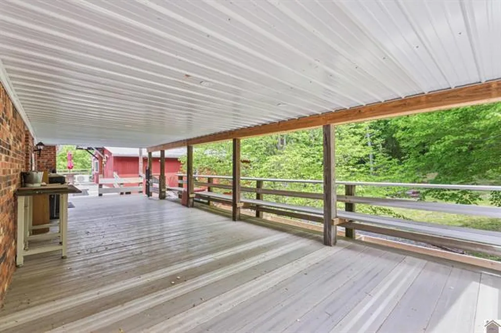 157 Lakeshore Drive Eddyville KY 42038