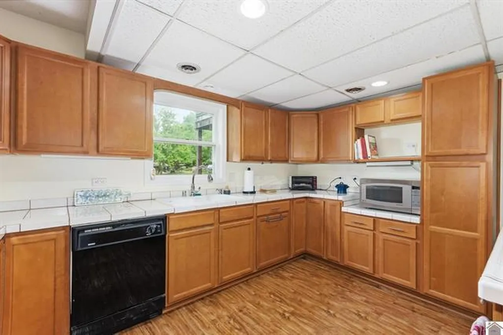 157 Lakeshore Drive Eddyville KY 42038
