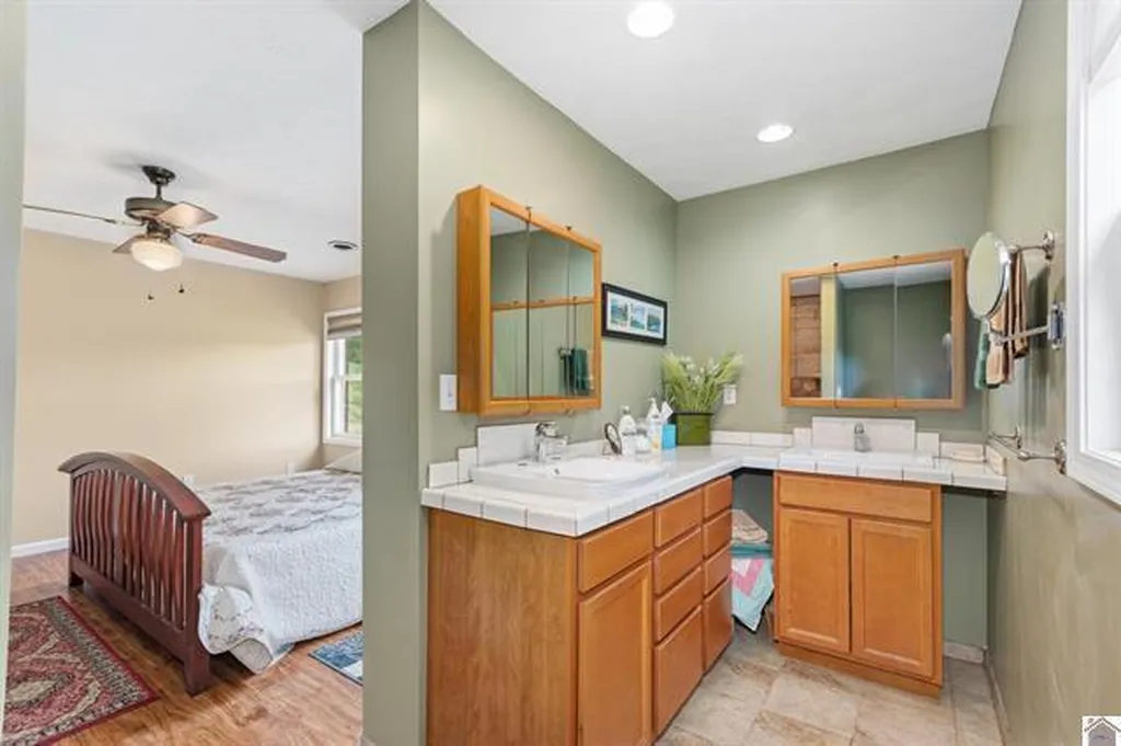 157 Lakeshore Drive Eddyville KY 42038