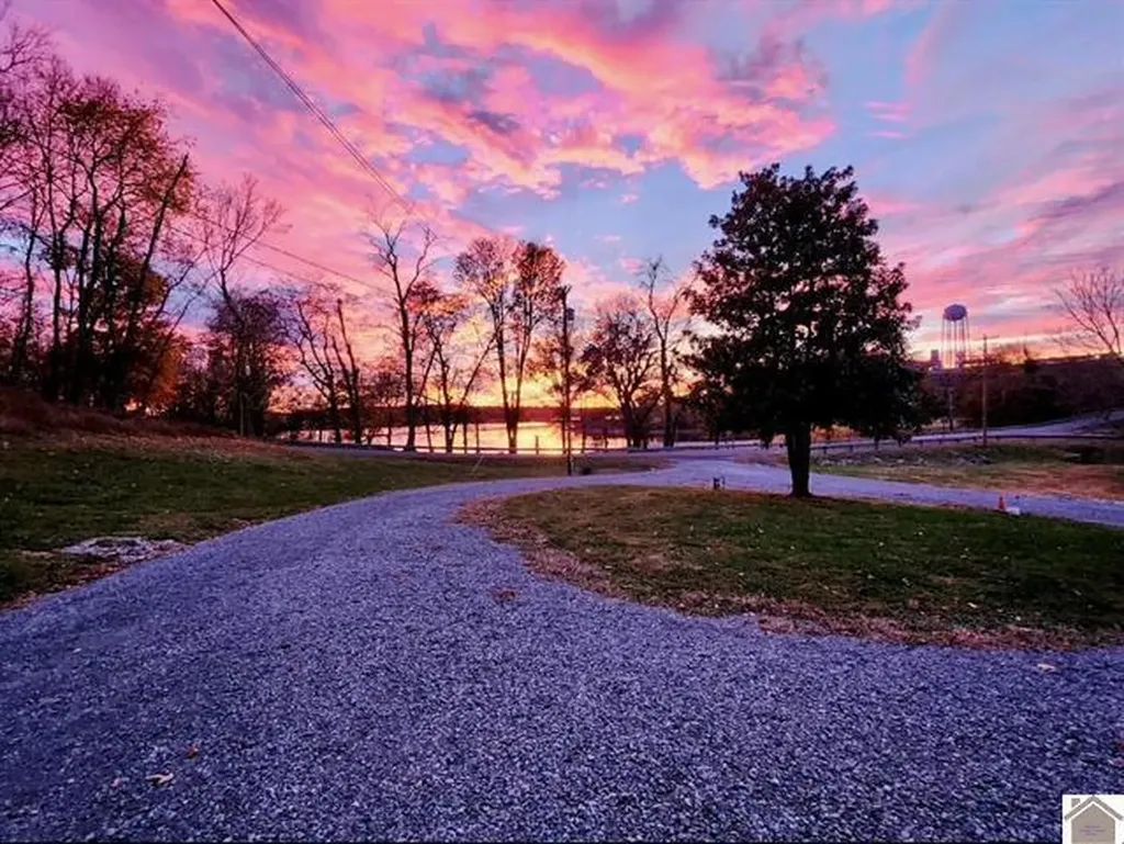 157 Lakeshore Drive Eddyville KY 42038