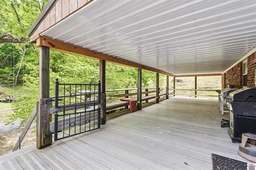 157 Lakeshore Drive Eddyville KY 42038