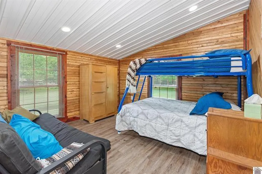 157 Lakeshore Drive Eddyville KY 42038