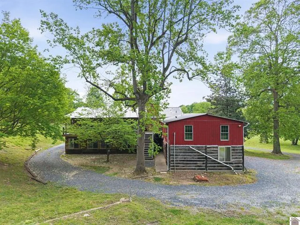 157 Lakeshore Drive Eddyville KY 42038