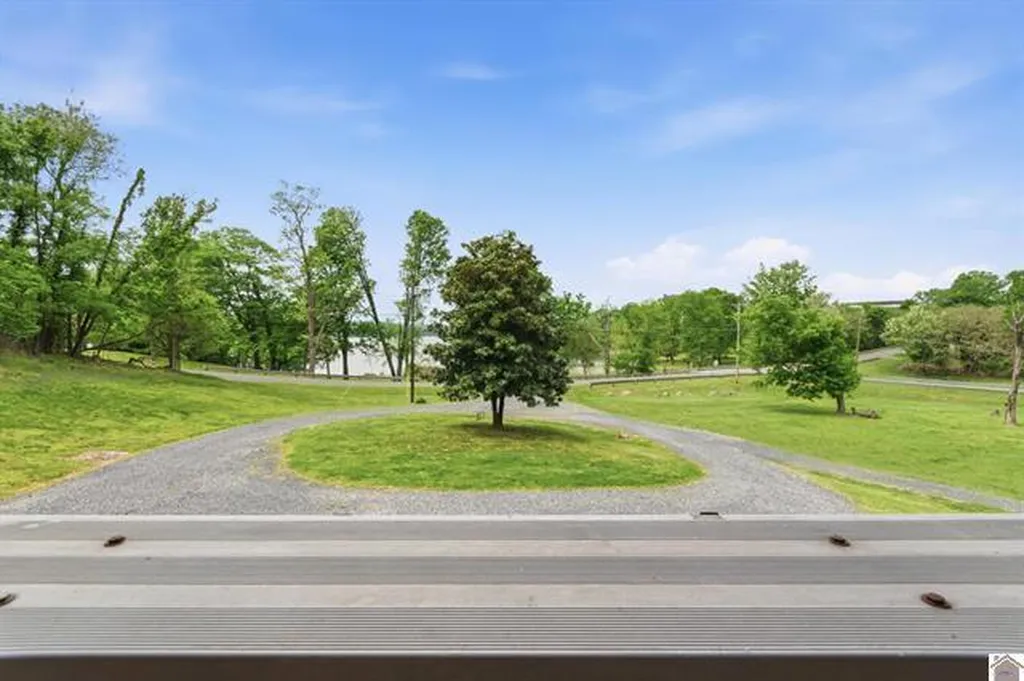 157 Lakeshore Drive Eddyville KY 42038