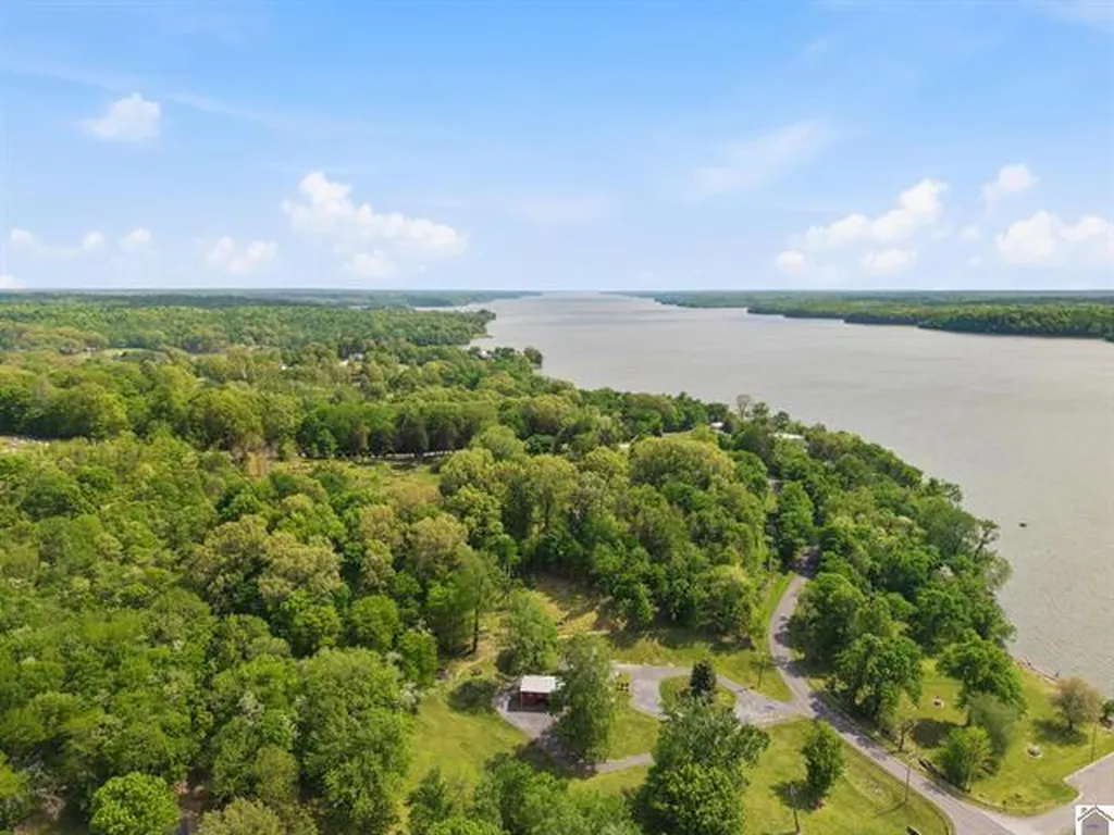 157 Lakeshore Drive Eddyville KY 42038
