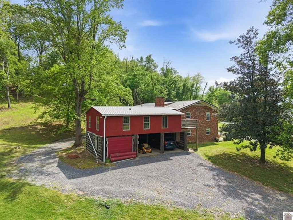 157 Lakeshore Drive Eddyville KY 42038