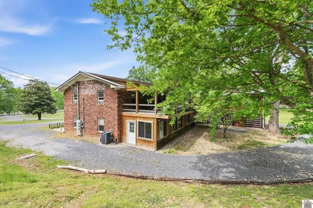 157 Lakeshore Drive Eddyville KY 42038
