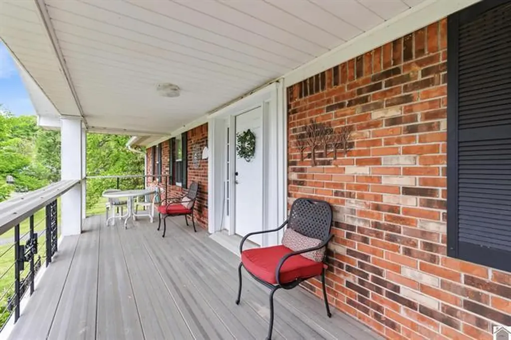 157 Lakeshore Drive Eddyville KY 42038