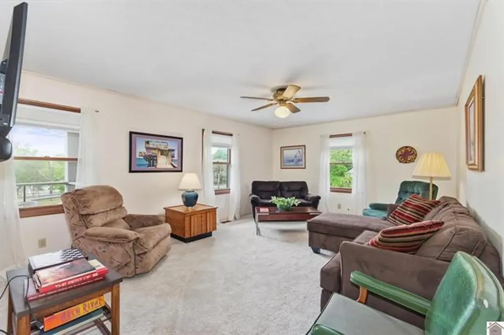 157 Lakeshore Drive Eddyville KY 42038