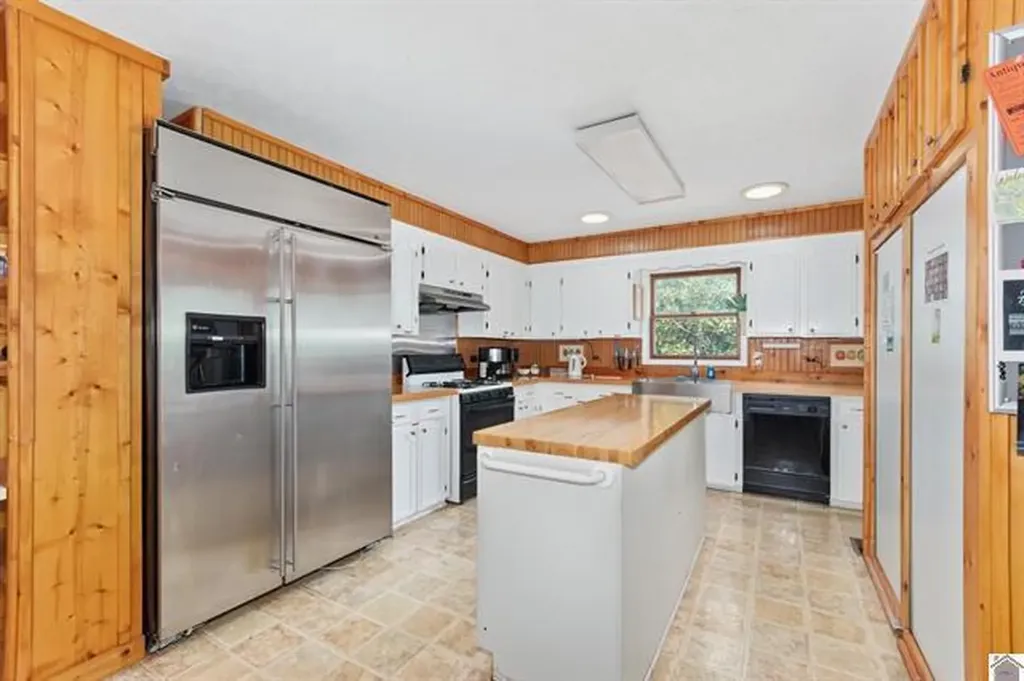 157 Lakeshore Drive Eddyville KY 42038