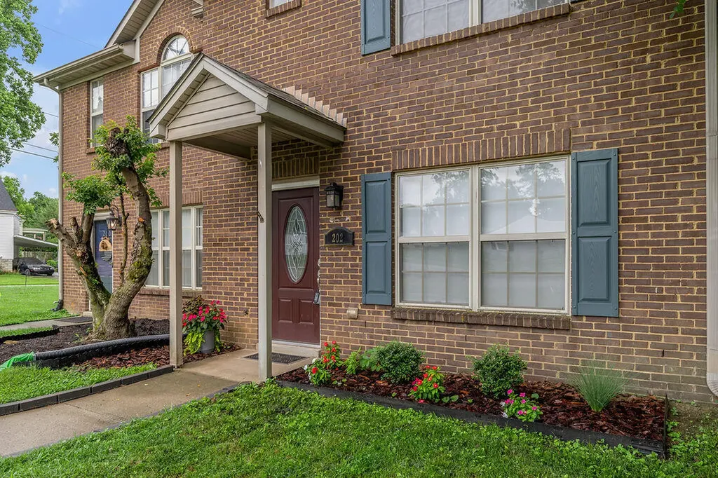 202 S Gratz Street Midway KY 40347