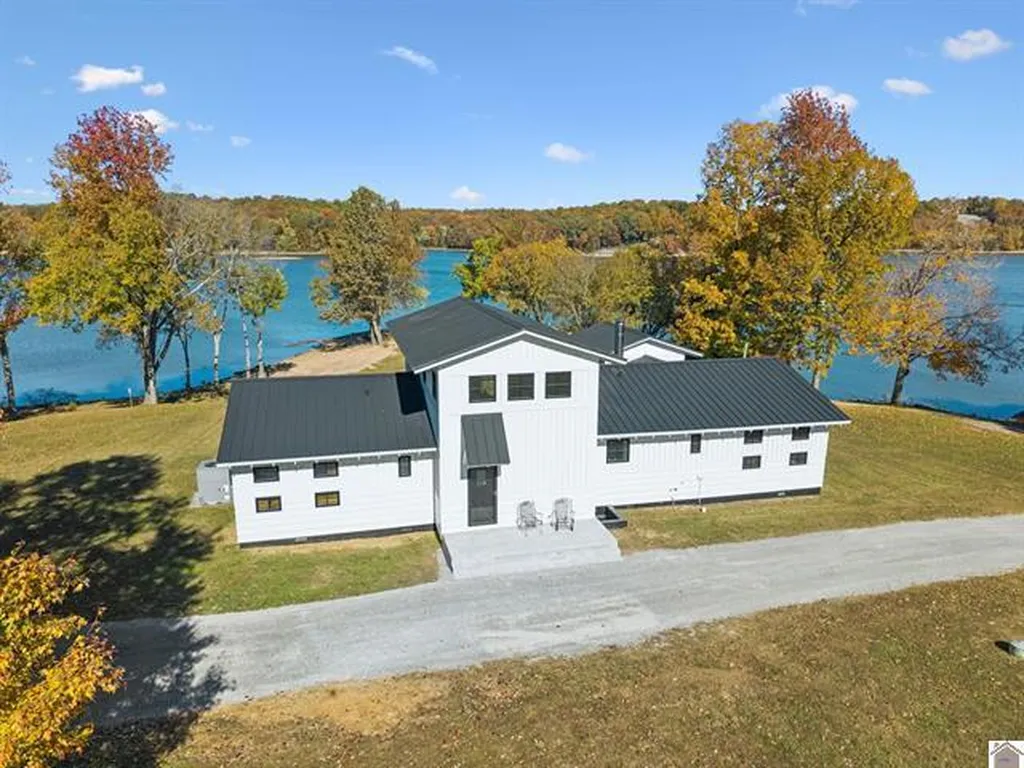 786 Howard Road Eddyville KY 42038