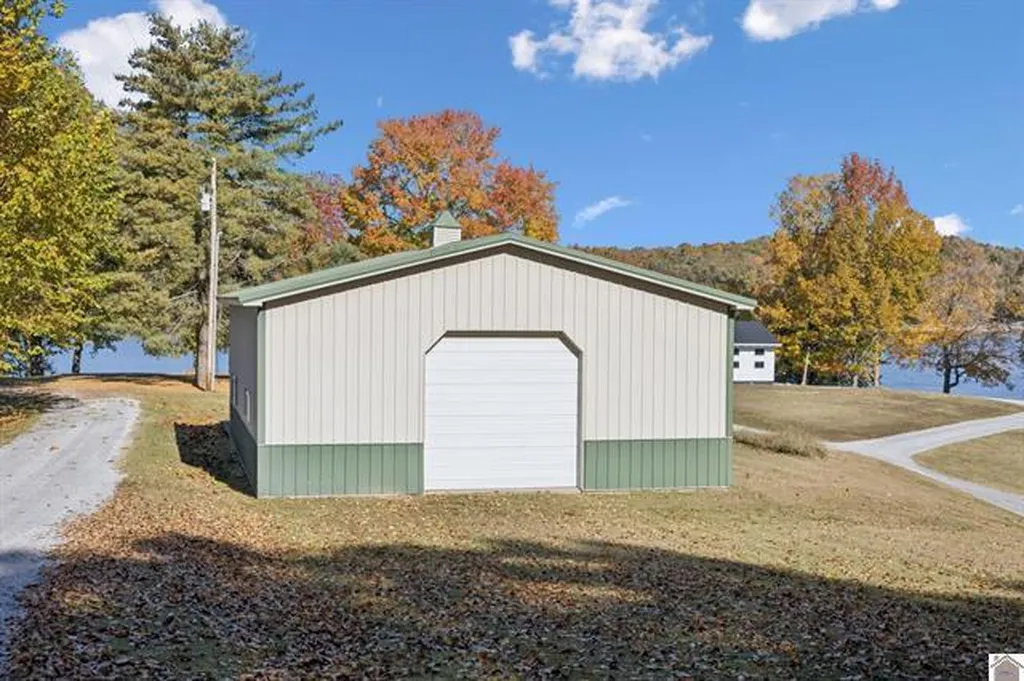 786 Howard Road Eddyville KY 42038
