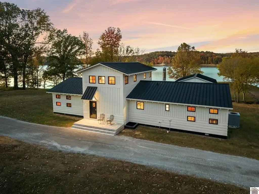 786 Howard Road Eddyville KY 42038