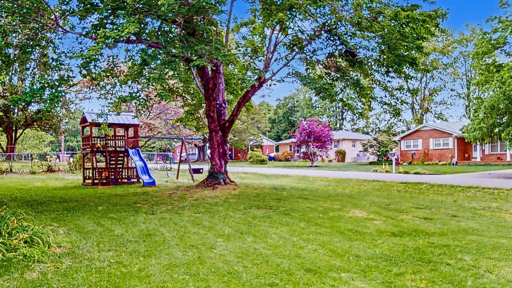 1498 Clayshire Drive Murray KY 42071