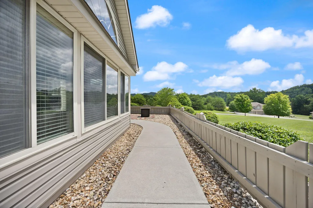 373 Chateau Place Bronston KY 42518