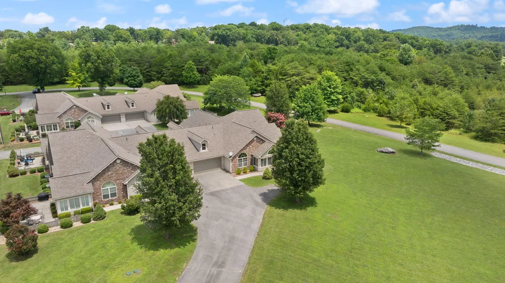 373 Chateau Place Bronston KY 42518