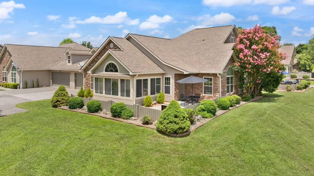 373 Chateau Place Bronston KY 42518