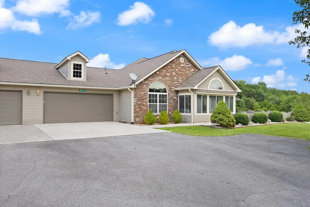 373 Chateau Place Bronston KY 42518