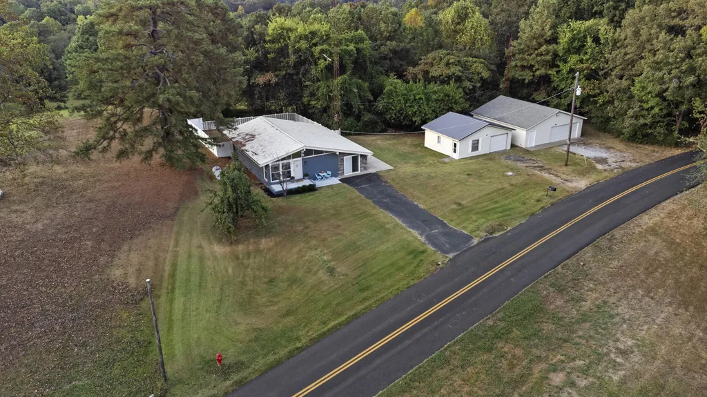 2744 Lakeview Church Road Benton KY 42025