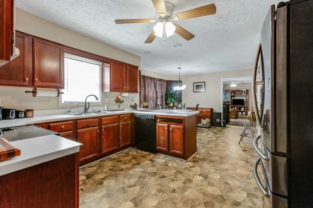 1512 Oak Ridge Court Hopkinsville KY 42240