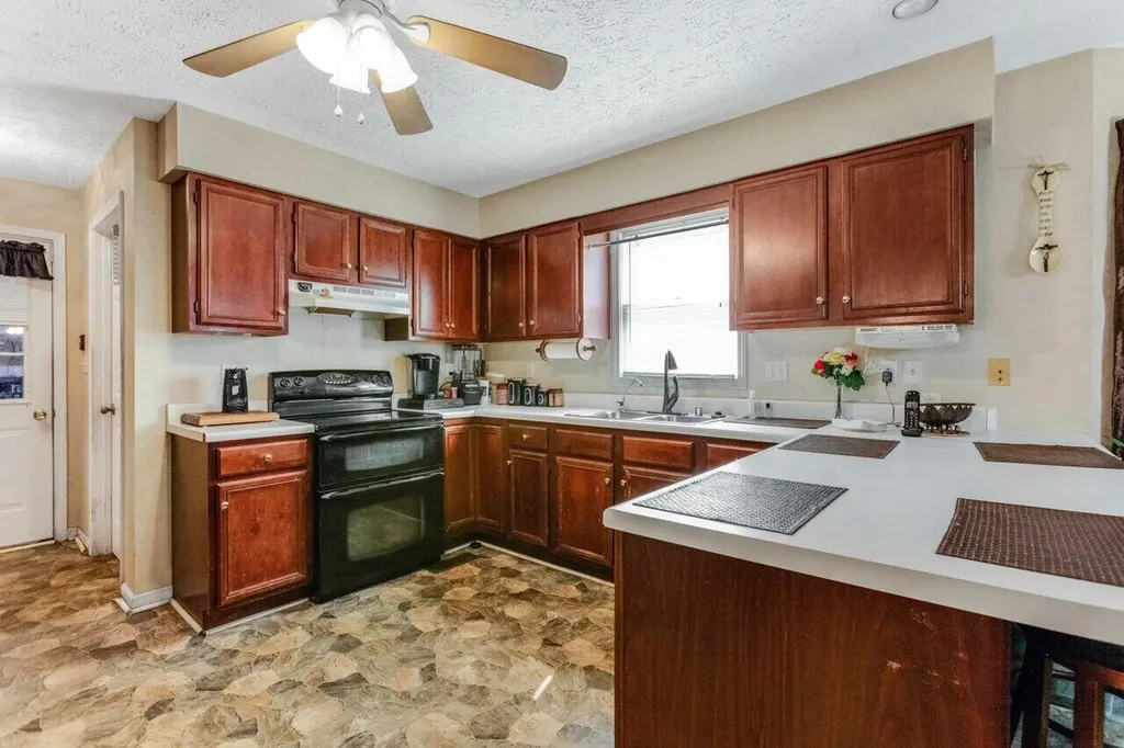 1512 Oak Ridge Court Hopkinsville KY 42240