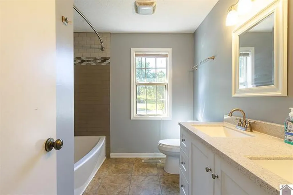 86 Cambridge Drive Murray KY 42071