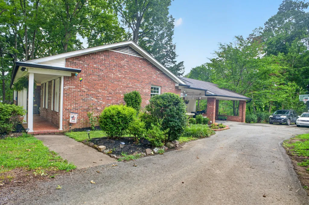 1207 E Dogwood Murray KY 42071