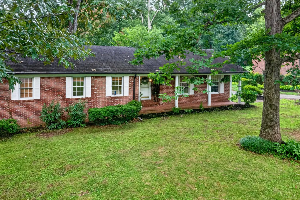 1207 E Dogwood Murray KY 42071