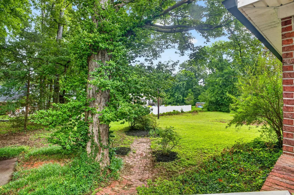 1207 E Dogwood Murray KY 42071
