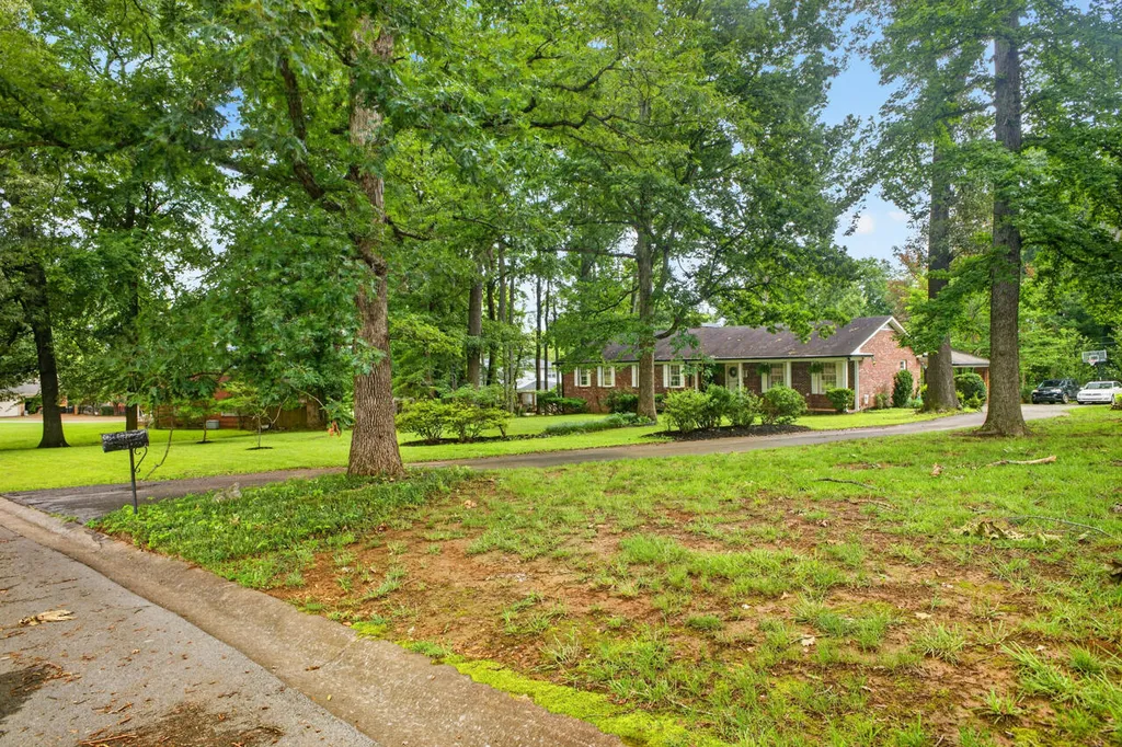 1207 E Dogwood Murray KY 42071