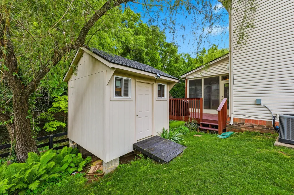 121 Gleneagles Way Versailles KY 40383