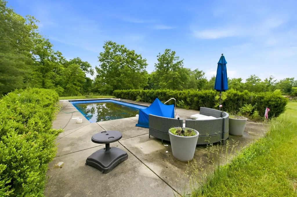22 Timberwood Drive Simpsonville KY 40067