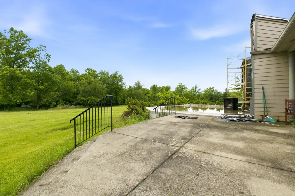22 Timberwood Drive Simpsonville KY 40067