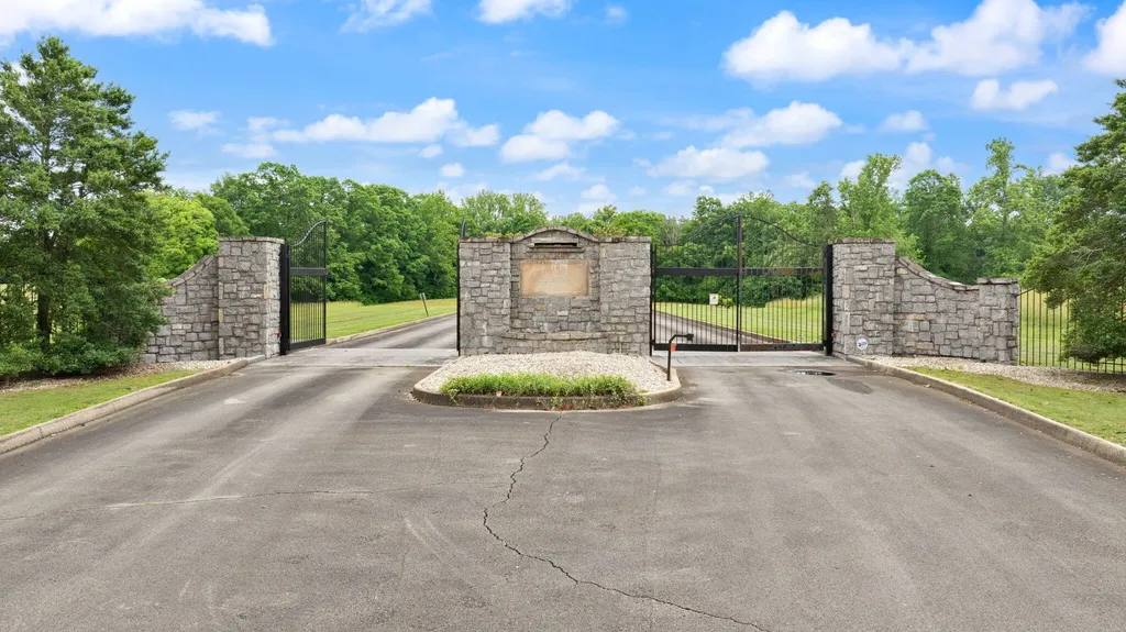 33 Peninsula Jamestown KY 42629
