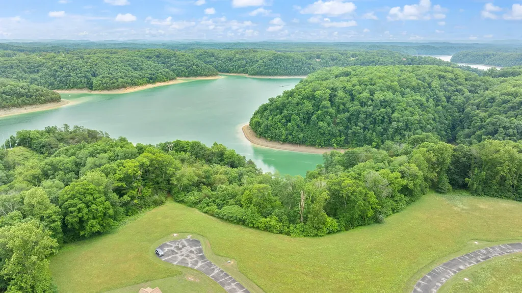 33 Peninsula Jamestown KY 42629