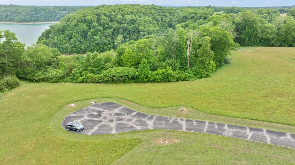 33 Peninsula Jamestown KY 42629