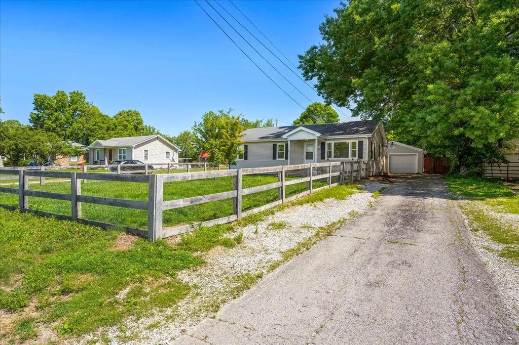 220 Locust Heights Nicholasville KY 40356