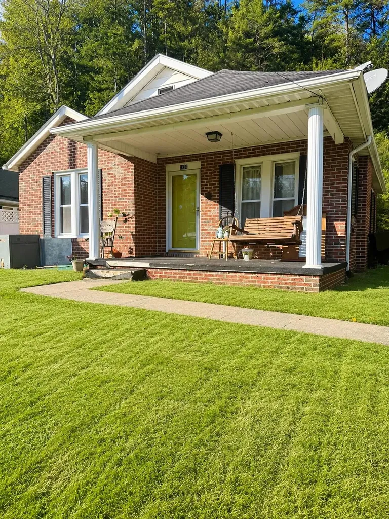 1426 Kentucky 40 Staffordsville KY 41256