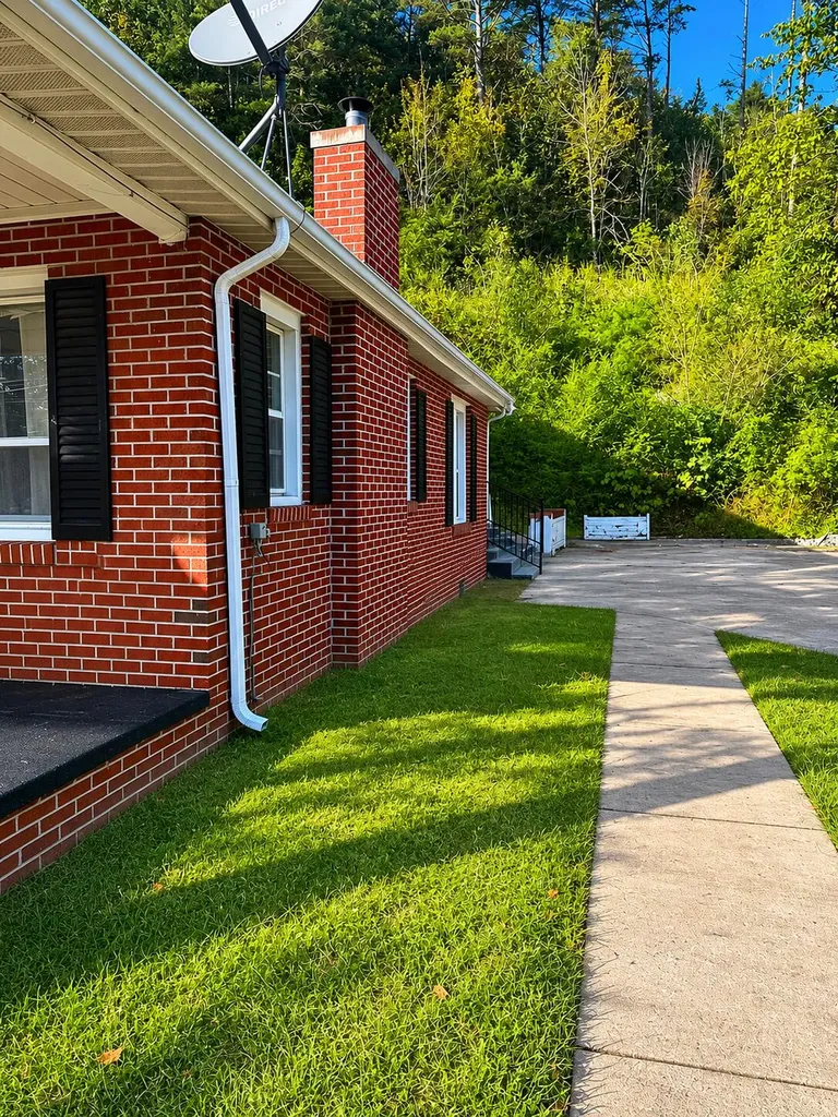 1426 Kentucky 40 Staffordsville KY 41256